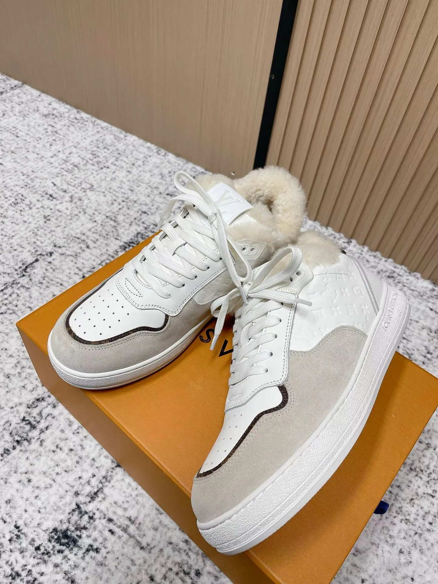 Men's shoes pP700! Top version Louis Vuiton Louis Vuitton sneakers casual shoes wool style‼ ️ LV Trainer sneakers are a classic idea inspired by retro basketball shoes by designer Virgil Abloh. This time, they are spliced ​​with smooth cow leather and Monogram embossed grained cow leather, and are embellished with Monogram flowers on the rubber outsole, reflecting a striking jump in one color! Fabric: Original imported first-layer cowhide Lining: Warm wool lining Bottom thickness: about 3cm Size: 35-41